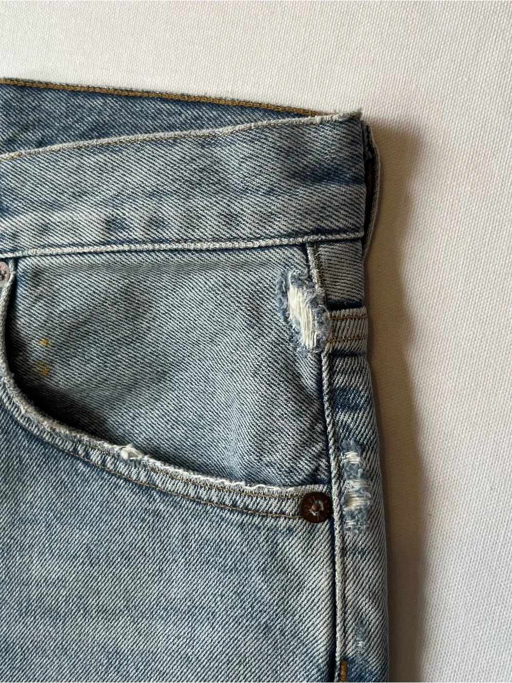 AGOLDE Riley cut off denim shorts 26 High rise Button fly Light wash Distressed